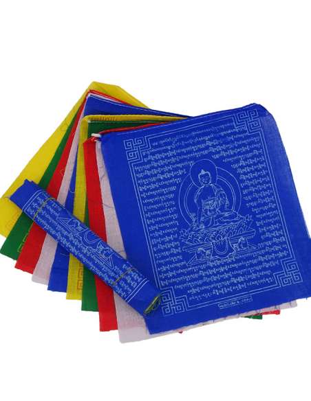 Banderas tibetanas con mantra Fotografía de stock - Alamy